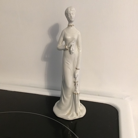 White Porcelain Lady with umbrella and handkerchief trimmed with gold Italy - Picture 1 of 8